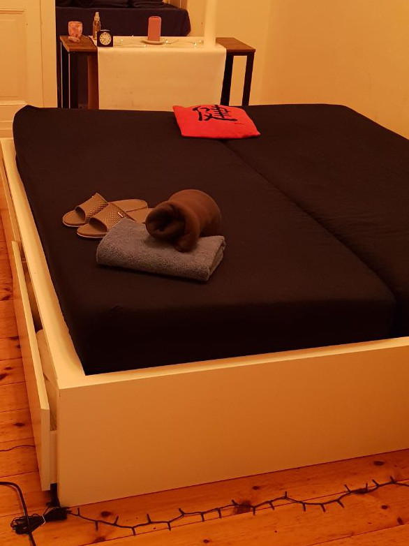 Bett mit Hinweisen auf Prostitution